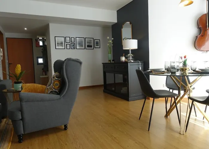 Em-charming Πόντα Ντελγκάντα